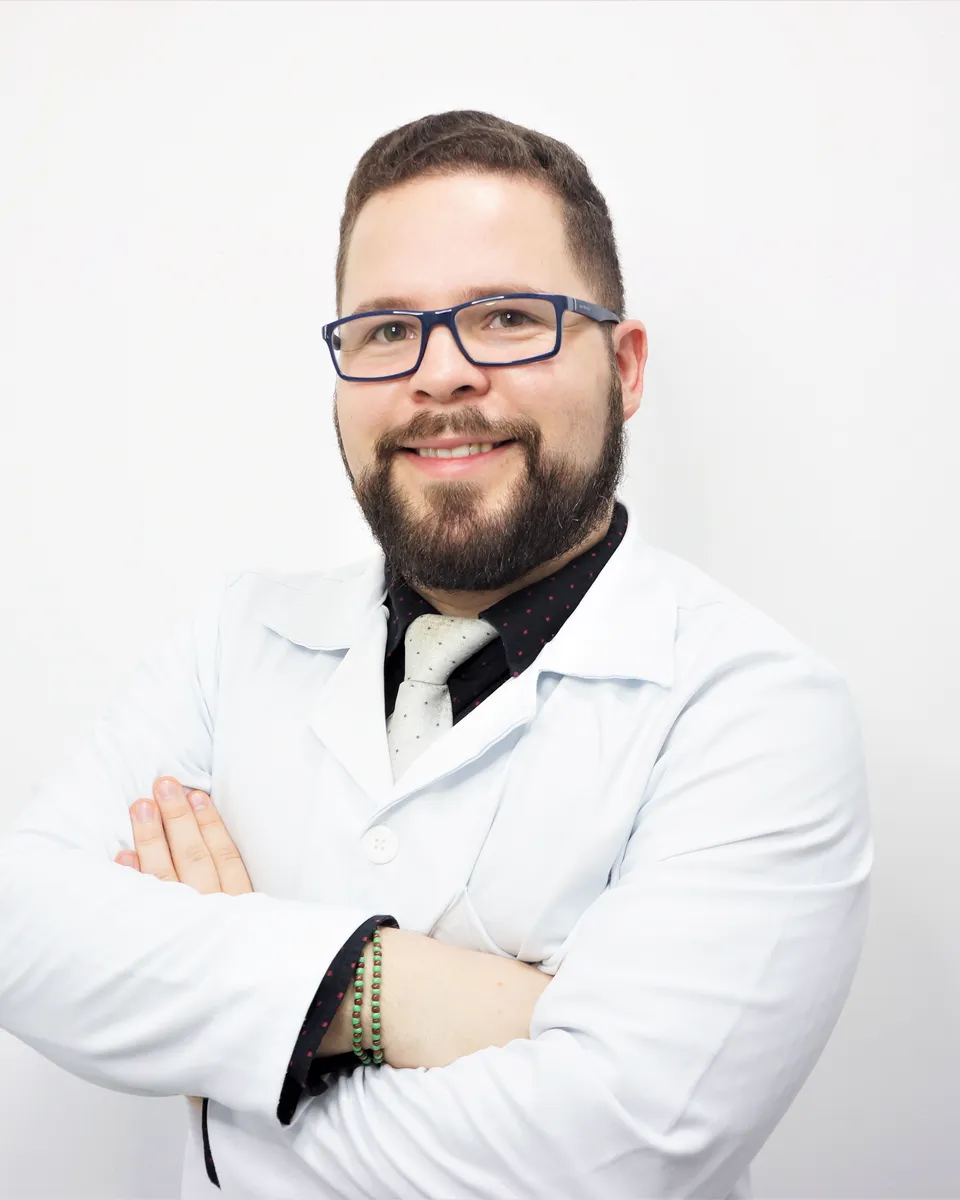 Pyerry Diniz, nutricionista esportivo, sorrindo de jaleco